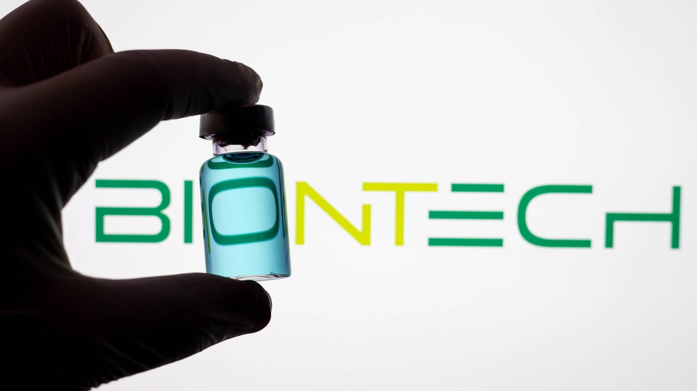 Ein Impfstoff von Biontech vor dem Logo der Firma (Symboldbild): 14 Millionen Dosen des neuen Impfstoffes wurden bestellt.