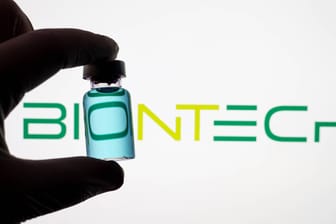 Ein Impfstoff von Biontech vor dem Logo der Firma (Symboldbild): 14 Millionen Dosen des neuen Impfstoffes wurden bestellt.