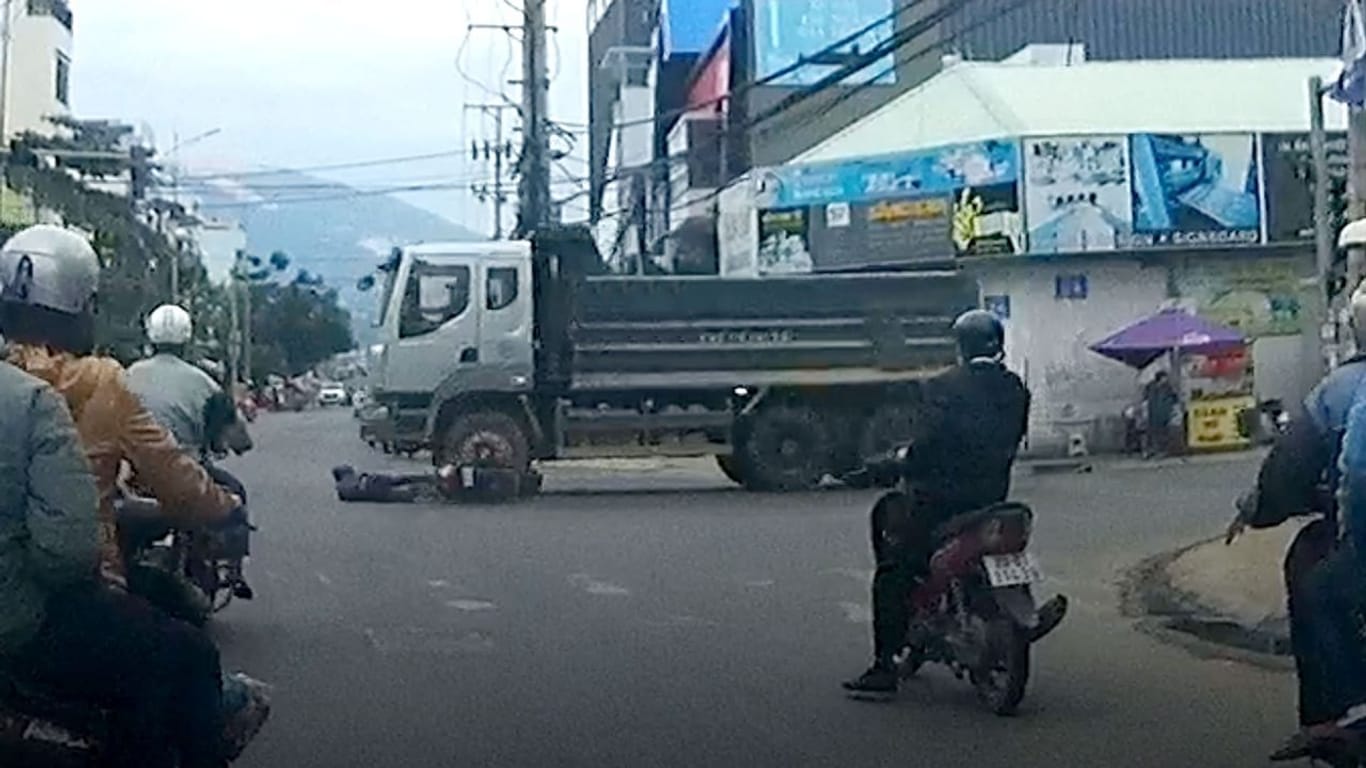 Lebensgefährlich: In Vietnam ist ein Rollerfahrer unter die LKW-Räder gekommen. Sein Gefährt wurde komplett zerstört.