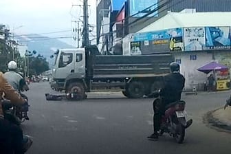 Lebensgefährlich: In Vietnam ist ein Rollerfahrer unter die LKW-Räder gekommen. Sein Gefährt wurde komplett zerstört.
