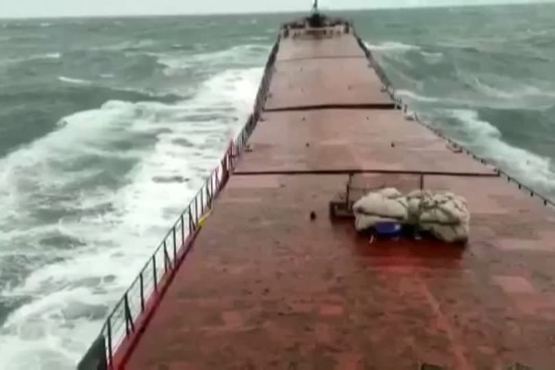 Sturm auf hoher See: Ein Frachter ist in Seenot geraten. Bei einem Sturm bricht der Bug des Schiffes durch.