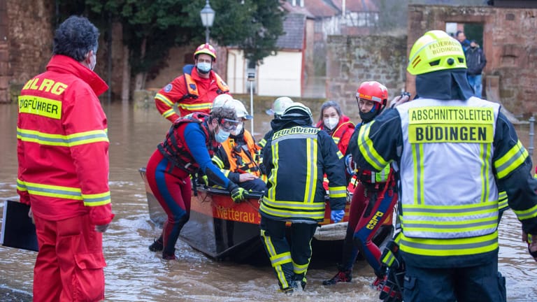 Extreme Überschwemmungen: In Hessen ist es zu starken Überschwemmungen gekommen. Die Aufräumarbeiten und Rettungsaktionen dauern an.