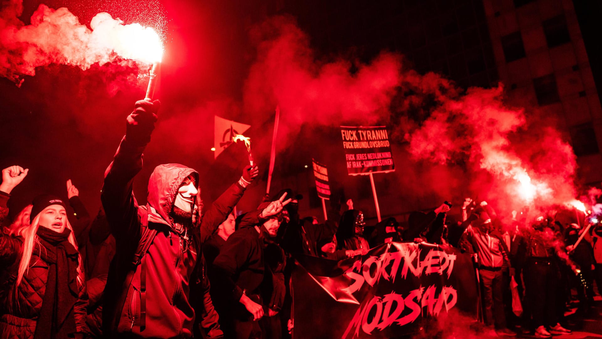 Proteste gegen Einschränkungen: Europaweit gingen Menschen gegen Pandemiebestimmungen auf die Straße.