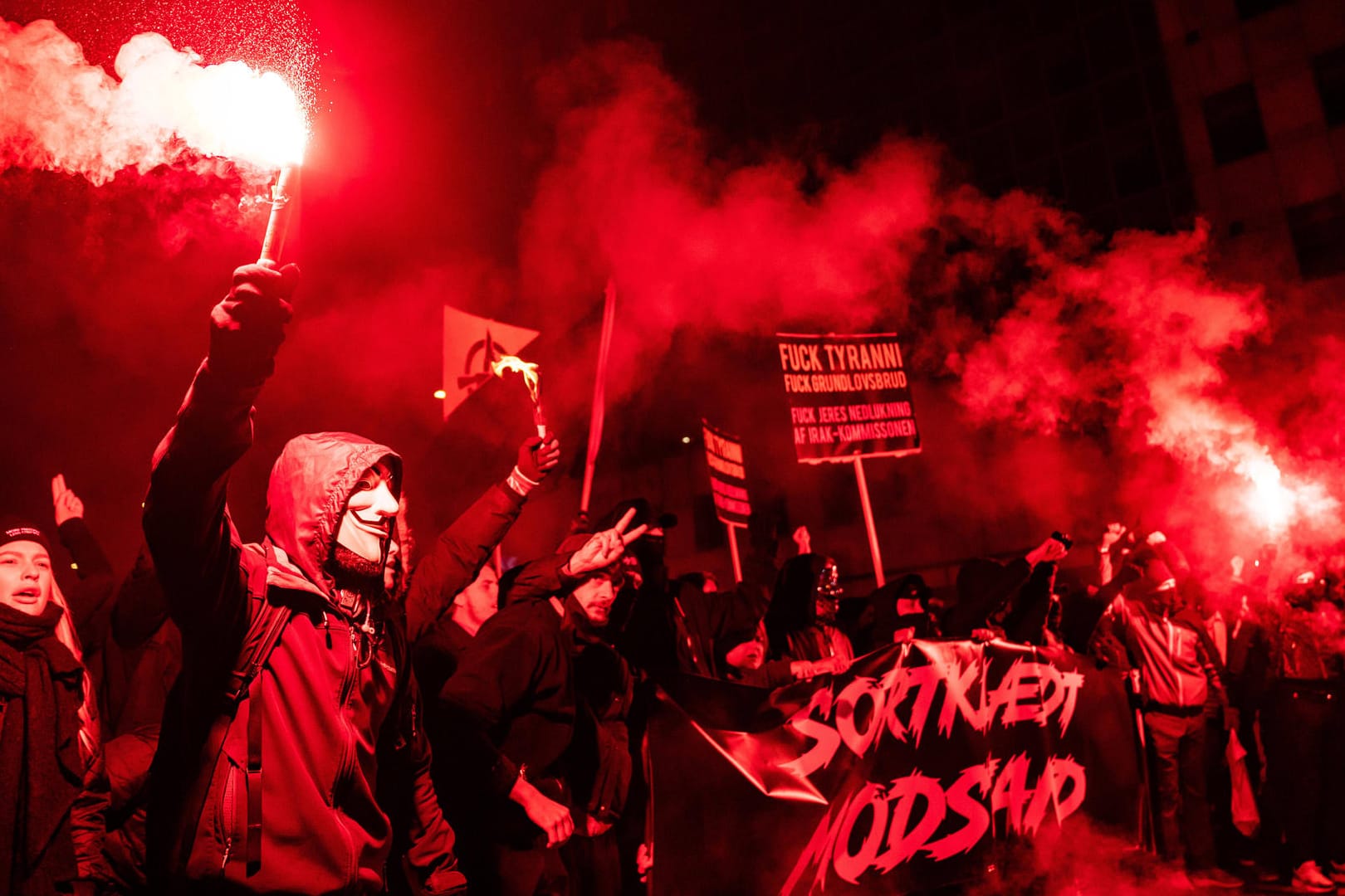 Proteste gegen Einschränkungen: Europaweit gingen Menschen gegen Pandemiebestimmungen auf die Straße.