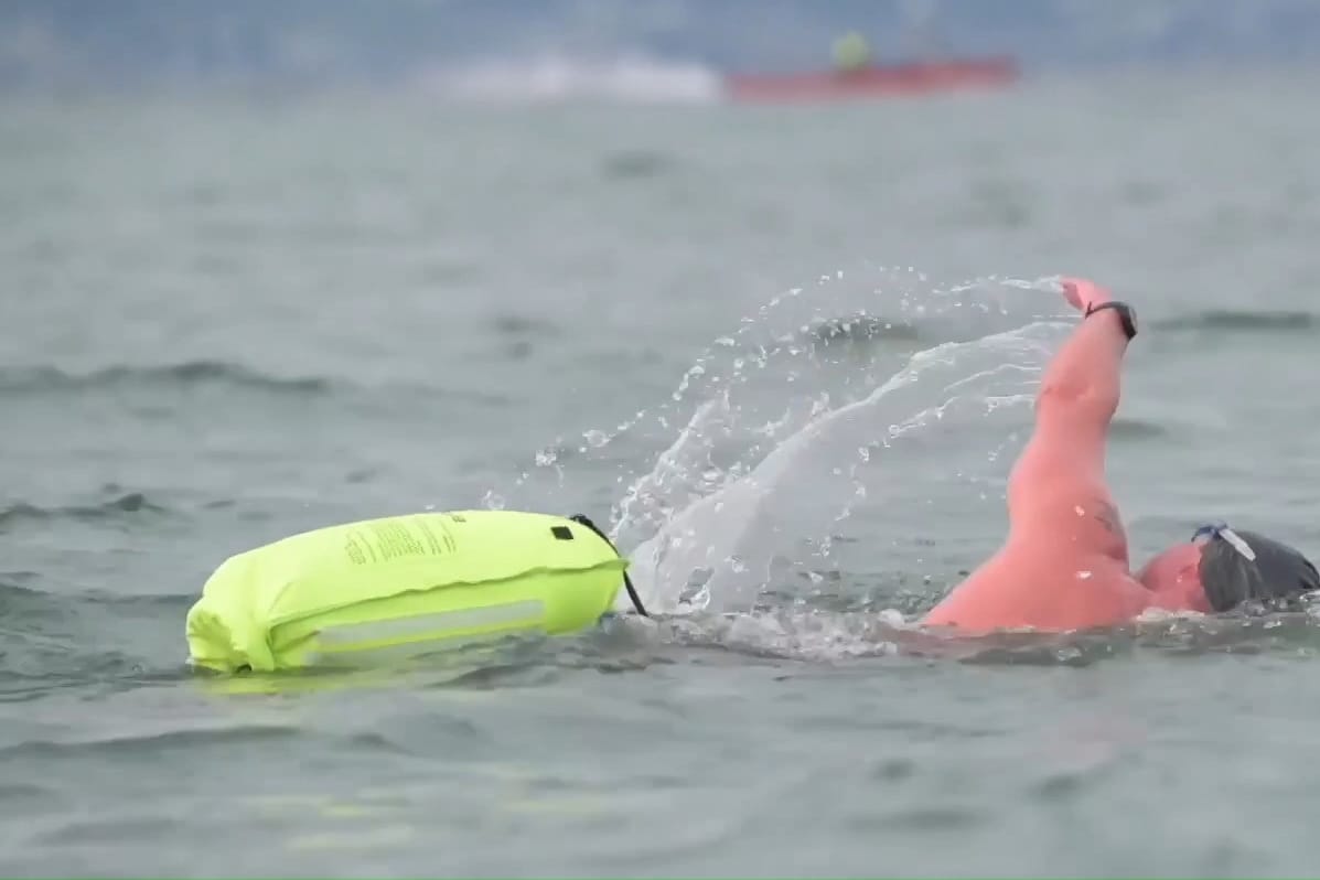 Extremschwimmer im Bodensee: Paul Bieber hat am Samstag in Wasserburg einen deutschen Rekord gebrochen.