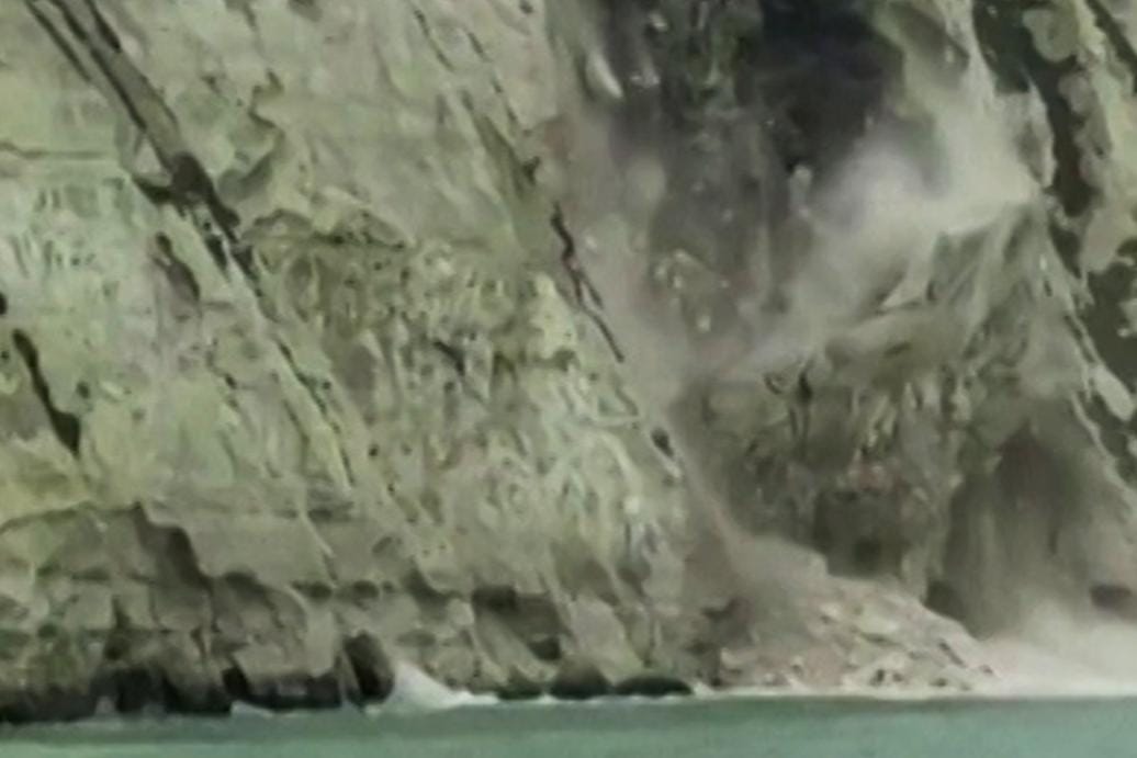 Großes Naturspektakel: An der britischen Küste bei Dover kam es zu einem massiven Felsrutsch.