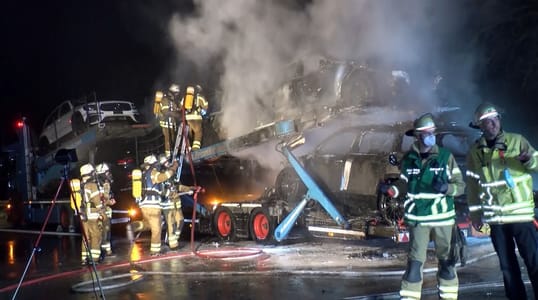 Mercedes-Neuwagen auf der A6 ausgebrannt 