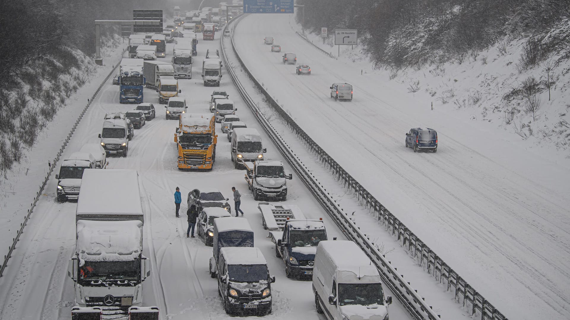 Lkws stehen bei Dresden auf der Autobahn 4 Richtung Frankfurt: Das Wetter sorgt in Deutschland für Verkehrschaos. Eine Folge der Klimakrise?