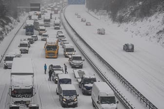 Lkws stehen bei Dresden auf der Autobahn 4 Richtung Frankfurt: Das Wetter sorgt in Deutschland für Verkehrschaos. Eine Folge der Klimakrise?