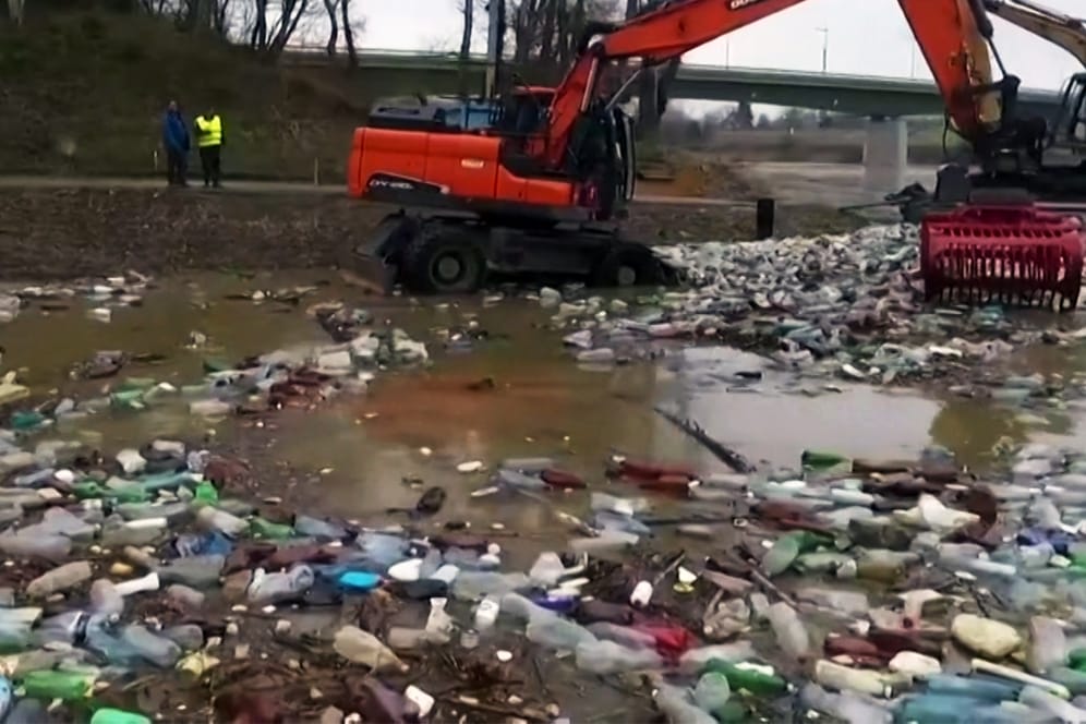 Umweltverschmutzung in Ungarn: Tonnen von Plastikmüll sammeln sich in den Flüssen in Ungarn.