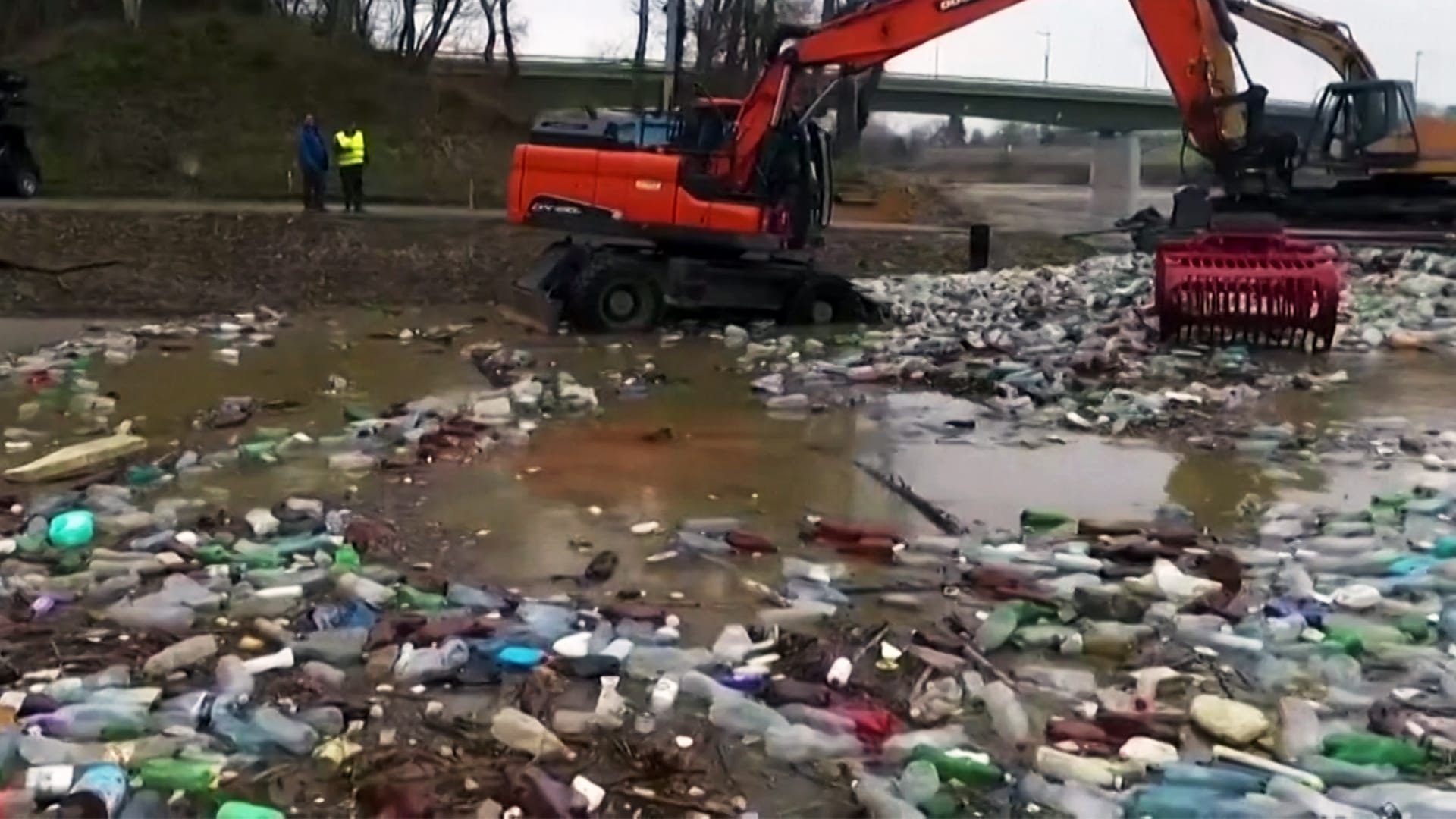 Umweltverschmutzung in Ungarn: Tonnen von Plastikmüll sammeln sich in den Flüssen in Ungarn.