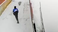 Mann will Dach von Schnee befreien – Aktion geht nach..