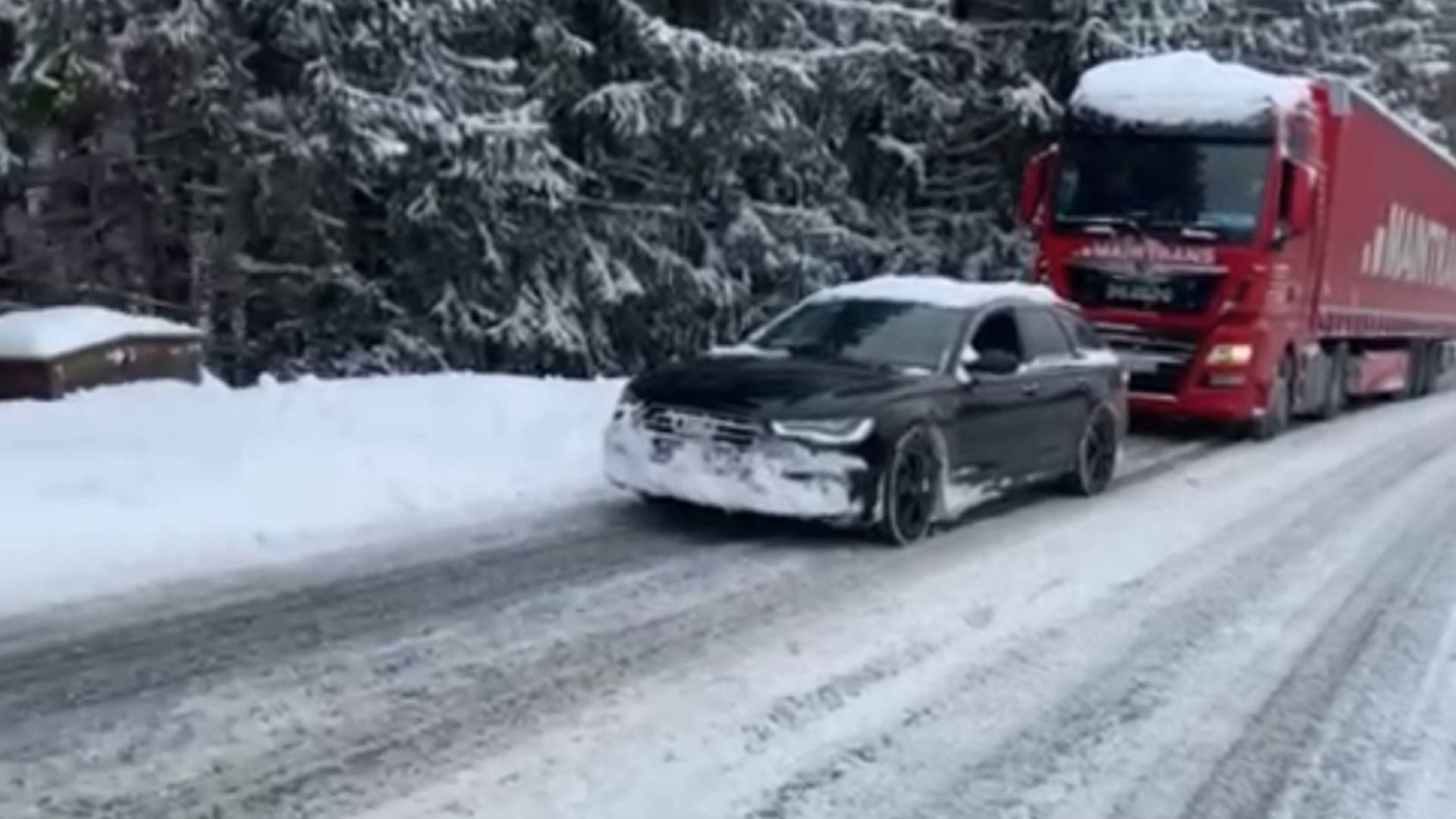 Dieser Sattelschlepper wird durch einen durchschnittlichen Kombi aus der Bredouille gerettet. Langsam, aber sicher zieht das Auto den 40 Tonner den Berg hinauf. (Quelle: HNA)