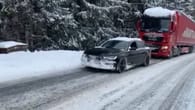 Auto zieht 40-Tonner im Schnee den Berg hoch