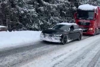 Dieser Sattelschlepper wird durch einen durchschnittlichen Kombi aus der Bredouille gerettet. Langsam, aber sicher zieht das Auto den 40 Tonner den Berg hinauf. (Quelle: HNA)