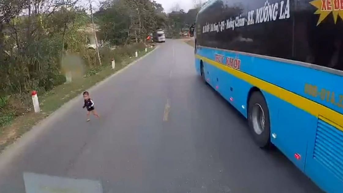 Sekunden des Schreckens: Vor dem Fahrzeug eines Busfahrers taucht plötzlich ein Baby mitten auf der Straße auf. Sekunden des Schreckens: Vor dem Fahrzeug eines Busfahrers taucht plötzlich ein Baby mitten auf der Straße auf.