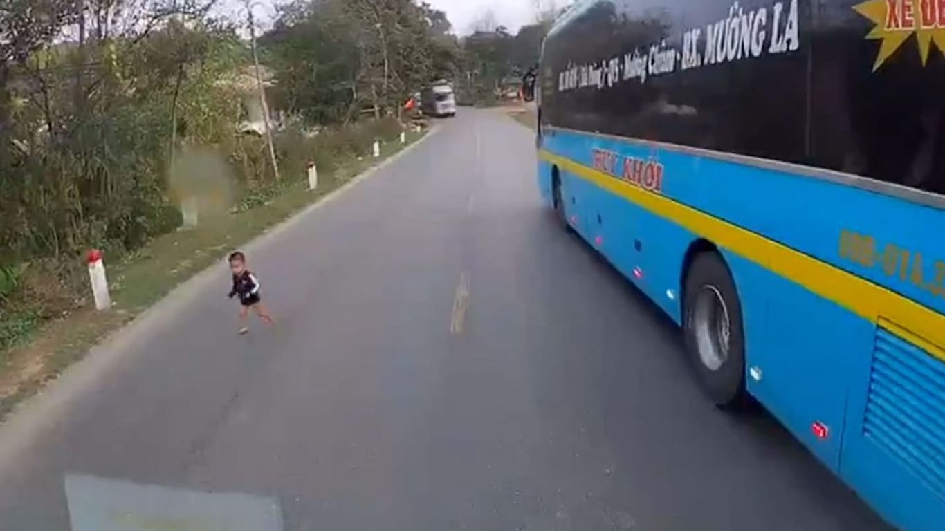 Sekunden des Schreckens: Vor dem Fahrzeug eines Busfahrers taucht plötzlich ein Baby mitten auf der Straße auf.