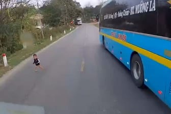 Sekunden des Schreckens: Vor dem Fahrzeug eines Busfahrers taucht plötzlich ein Baby mitten auf der Straße auf.