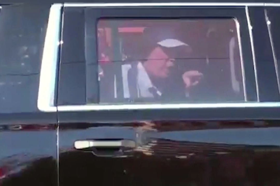 Donald Trump ist zurück: Der Ex-Präsident ließ sich auf seinem Weg in seine Residenz feiern.