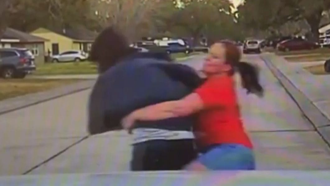 Spanner vorm Fenster: In bester Wrestling-Manier hat eine Mutter in Lake Jackson im US-Bundesstaat Texas einen Verdächtigen aufgehalten. Spanner vorm Fenster: In bester Wrestling-Manier hat eine Mutter in Lake Jackson im US-Bundesstaat Texas einen Verdächtigen aufgehalten.