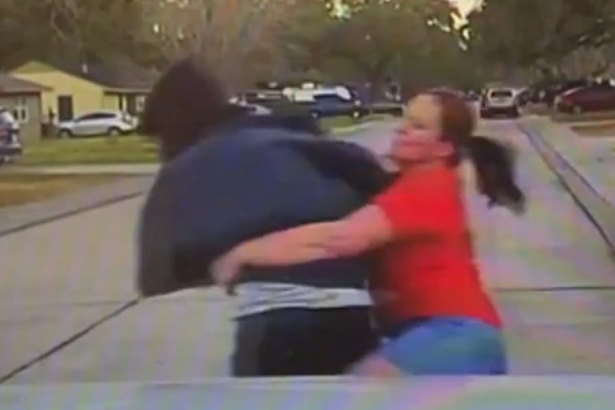 Spanner vorm Fenster: In bester Wrestling-Manier hat eine Mutter in Lake Jackson im US-Bundesstaat Texas einen Verdächtigen aufgehalten.