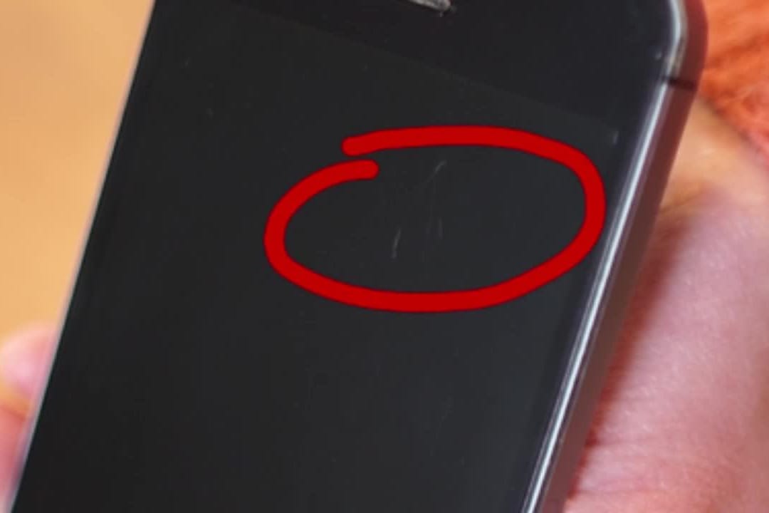 Einfacher Trick: Kleine Kratzer lassen sich ganz leicht auf dem Smartphone-Display kaschieren.
