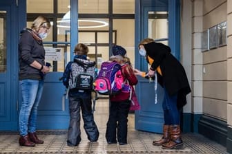 Geteilte Klassen, Distanzunterricht, geimpfte Lehrer: So unterschiedlich sieht der Präsenzunterricht aus.