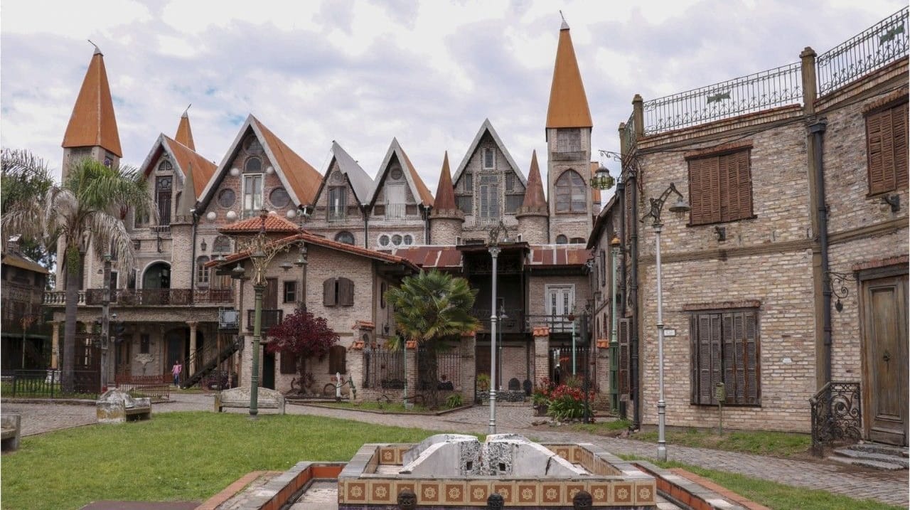Campanopolis: Die Stadt, die sich ein Todkranker aus Müll baute Campanopolis: Die Stadt, die sich ein Todkranker aus Müll baute