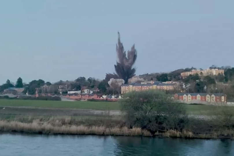 Spektakuläre Bilder: Im südwestenglischen Exeter haben Behörden eine Weltkriegsbombe zum Explodieren gebracht. Spektakuläre Bilder: Im südwestenglischen Exeter haben Behörden eine Weltkriegsbombe zum Explodieren gebracht.