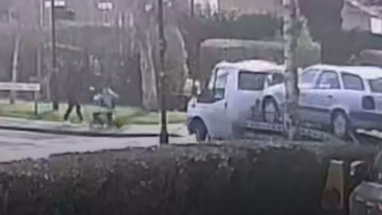 Außer Kontrolle geraten: Mutter und ihr Baby hatten riesiges Glück, als sich ein Anhänger von einem Auto löste und auf die beiden zugerast kam. Außer Kontrolle geraten: Mutter und ihr Baby hatten riesiges Glück, als sich ein Anhänger von einem Auto löste und auf die beiden zugerast kam.