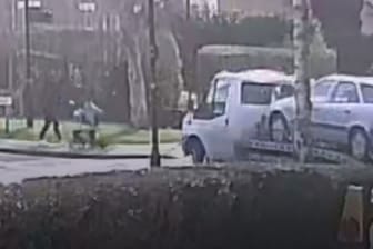 Außer Kontrolle geraten: Mutter und ihr Baby hatten riesiges Glück, als sich ein Anhänger von einem Auto löste und auf die beiden zugerast kam.