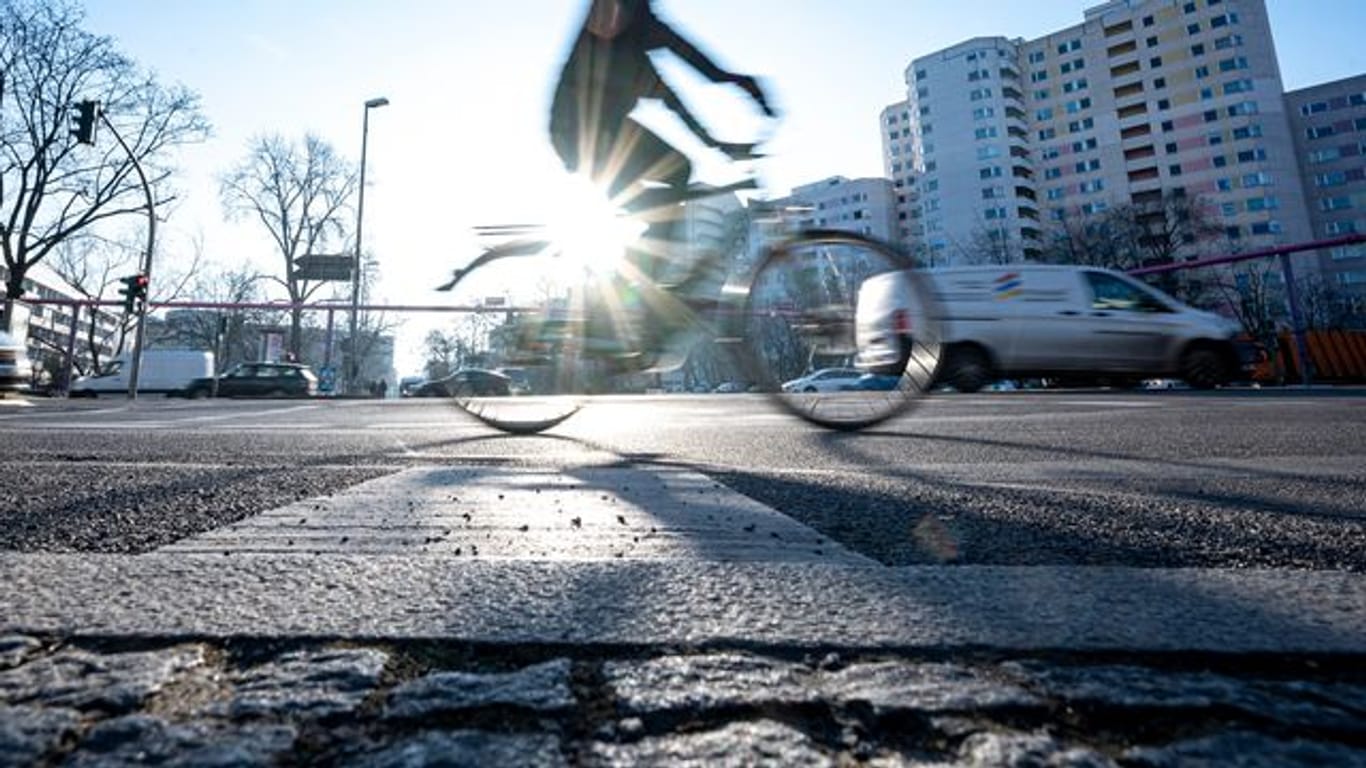 Ein Morgenpendler fährt mit dem Fahrrad über eine Kreuzung in Berlin-Schöneberg (Symbolbild): In der Berliner Verkehrspolitik soll mehr Augenmerk auf Radfahrer und Fußgänger gelegt werden.