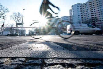 Ein Morgenpendler fährt mit dem Fahrrad über eine Kreuzung in Berlin-Schöneberg (Symbolbild): In der Berliner Verkehrspolitik soll mehr Augenmerk auf Radfahrer und Fußgänger gelegt werden.
