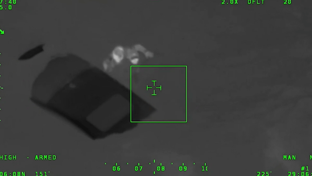 Dramatische Rettung: Eine 73-Jährige ist mit ihrem Auto in einen See gefahren. Kurz vor dem Sinken konnten Polizisten sie retten. Dramatische Rettung: Eine 73-Jährige ist mit ihrem Auto in einen See gefahren. Kurz vor dem Sinken konnten Polizisten sie retten.