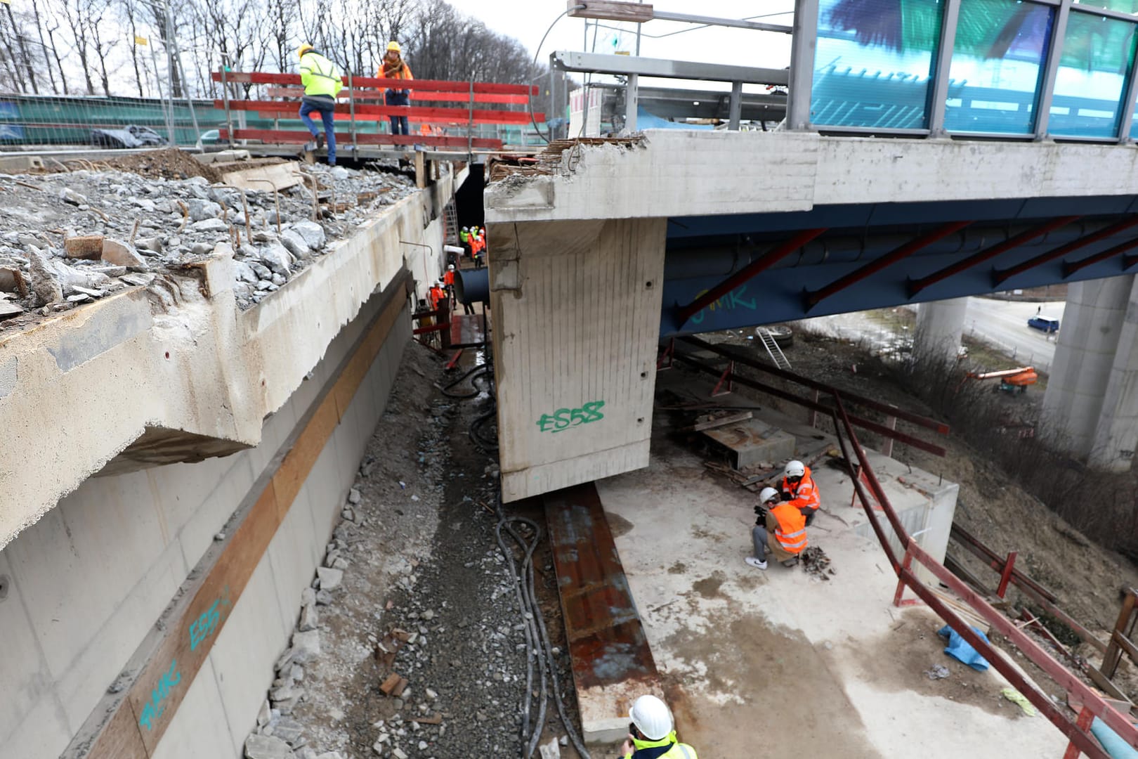 Bauarbeiter an der Brücke: Mit Hydraulikkraft wird sie im Schneckentempo gezogen.