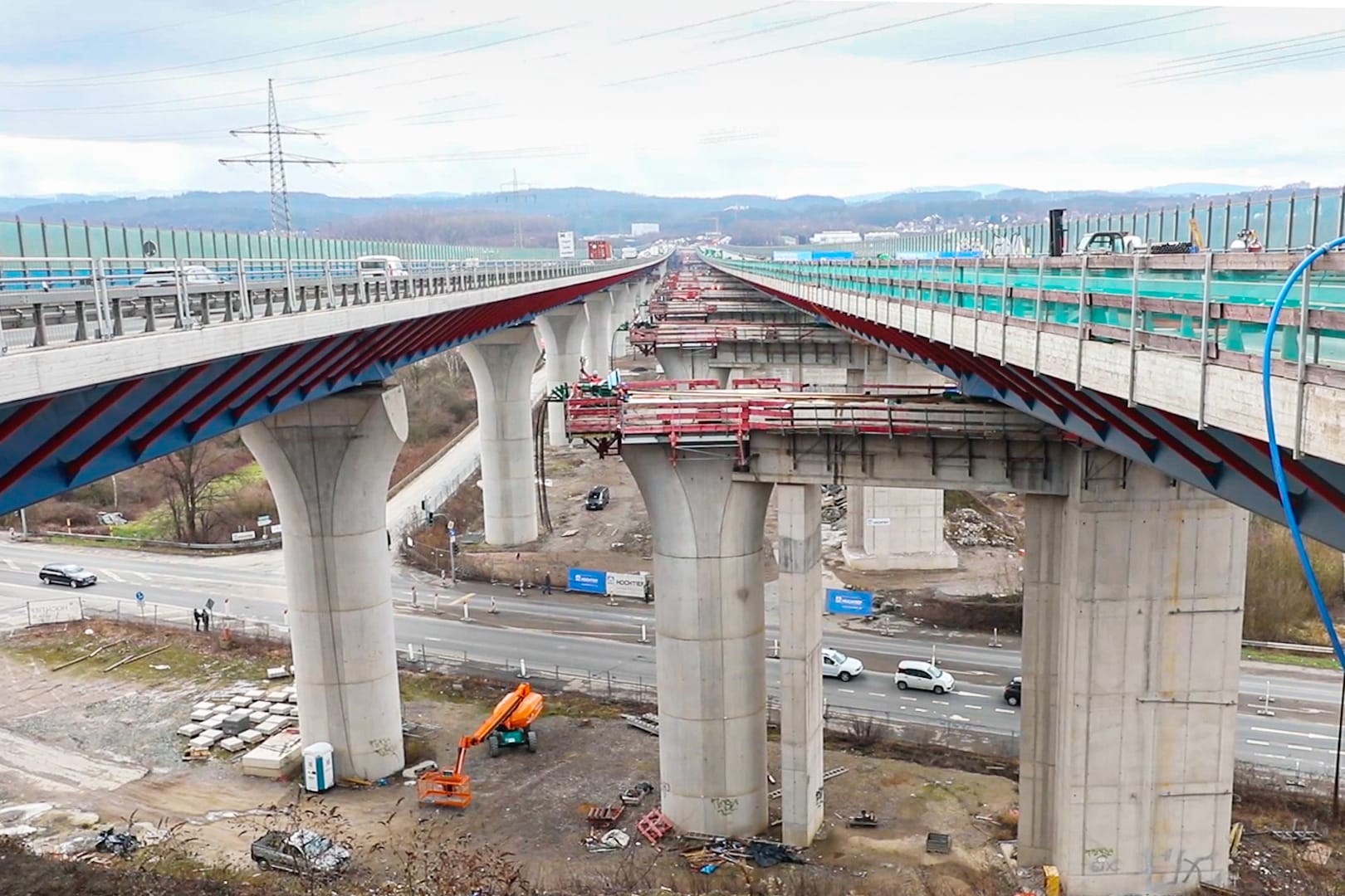 Premiere in Deutschland: An der A45 ist die ein Kilometer lange Lennetalbrücke bei Hagen in einer riesigen Bauaktion verschoben worden.