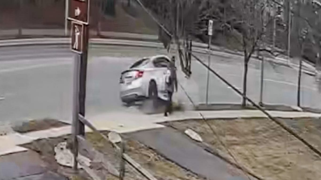 Riesen Schutzengel: Ein Raser verliert die Kontrolle über sein Auto und schießt knapp an einem Fußgänger vorbei in einen Leitungsmast.