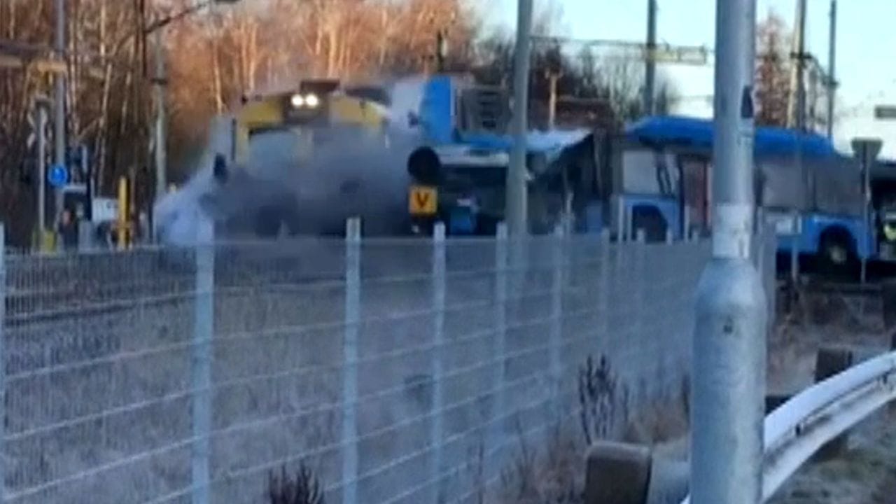 Durch Aufprall entgleist: Auf der schwedischen Insel Hisingen bei Göteborg ist am Montagmorgen ein Zug mit einem Bus kollidiert. Durch Aufprall entgleist: Auf der schwedischen Insel Hisingen bei Göteborg ist am Montagmorgen ein Zug mit einem Bus kollidiert.