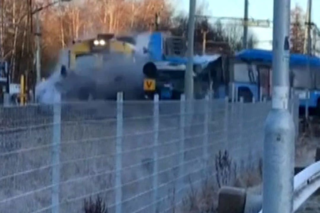 Durch Aufprall entgleist: Auf der schwedischen Insel Hisingen bei Göteborg ist am Montagmorgen ein Zug mit einem Bus kollidiert.