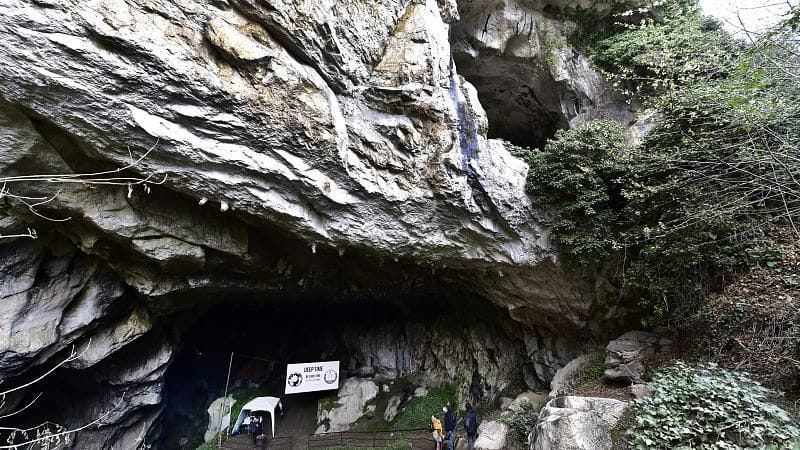 Lockdown-Experiment: 14 Menschen haben sich freiwillig in die Grotte einsperren lassen. Dort sollen ihr Verhalten erforscht werden. Lockdown-Experiment: 14 Menschen haben sich freiwillig in die Grotte einsperren lassen. Dort sollen ihr Verhalten erforscht werden.