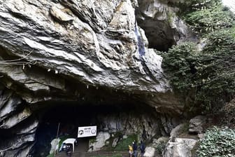 Lockdown-Experiment: 14 Menschen haben sich freiwillig in die Grotte einsperren lassen. Dort sollen ihr Verhalten erforscht werden.