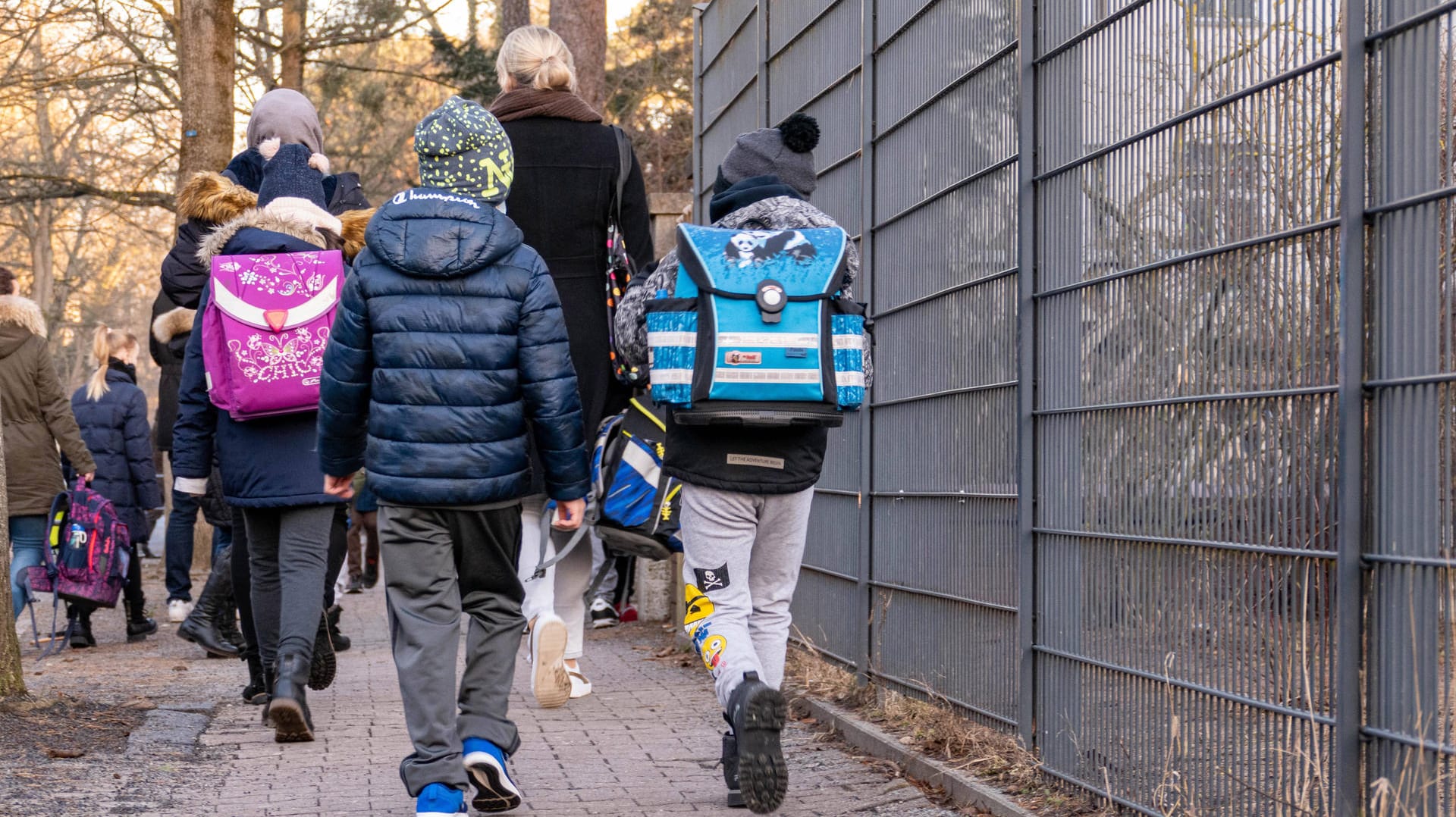 Kinder auf dem Schulweg: Zu Schulweg-Zeiten passieren Kindern besonders viele Unfälle.