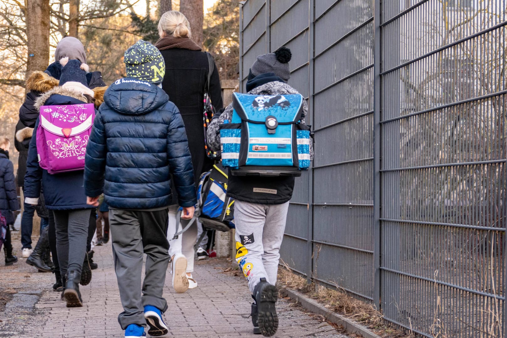 Kinder auf dem Schulweg: Zu Schulweg-Zeiten passieren Kindern besonders viele Unfälle.