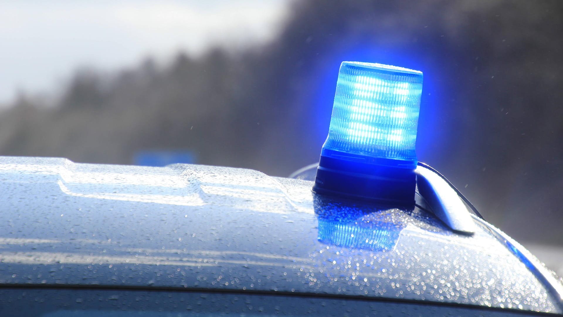 Polizeieinsatz in Bremen: Bei einer Razzia ist die Polizei gegen zwölf Menschen vorgegangen, vier Menschen wurden festgenommen. Polizeieinsatz in Bremen: Bei einer Razzia ist die Polizei gegen zwölf Menschen vorgegangen, vier Menschen wurden festgenommen.