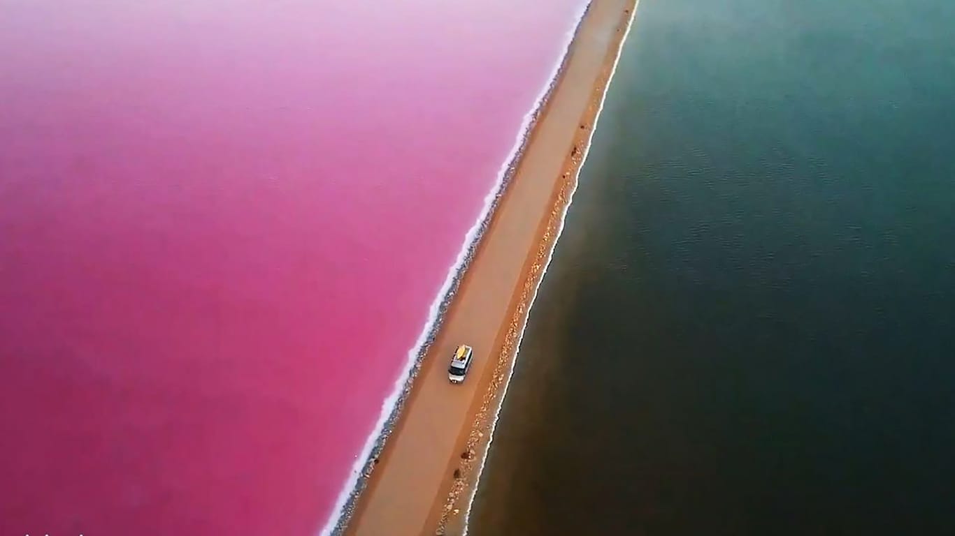 Ein See mit einer außergewöhnlichen Farbe in Australien.