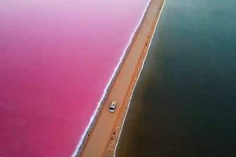 Ein See mit einer außergewöhnlichen Farbe in Australien.