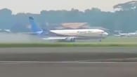 Jakarta: Boing 737 kommt von Landebahn ab