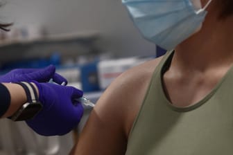 Eine Frau bekommt eine Spritze (Symbolbild): Die Uniklinik Köln hat Mitarbeiterinnen unter 55 Jahren vom Impfstoff Astrazeneca abgeraten.