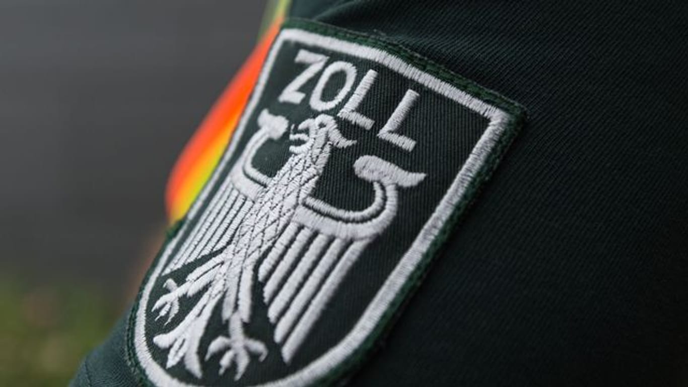 Das Wappen des Zolls am Ärmel eines Zollbeamten (Symbolbild): In Köln werden Paketzusteller von Amazon kontrolliert.