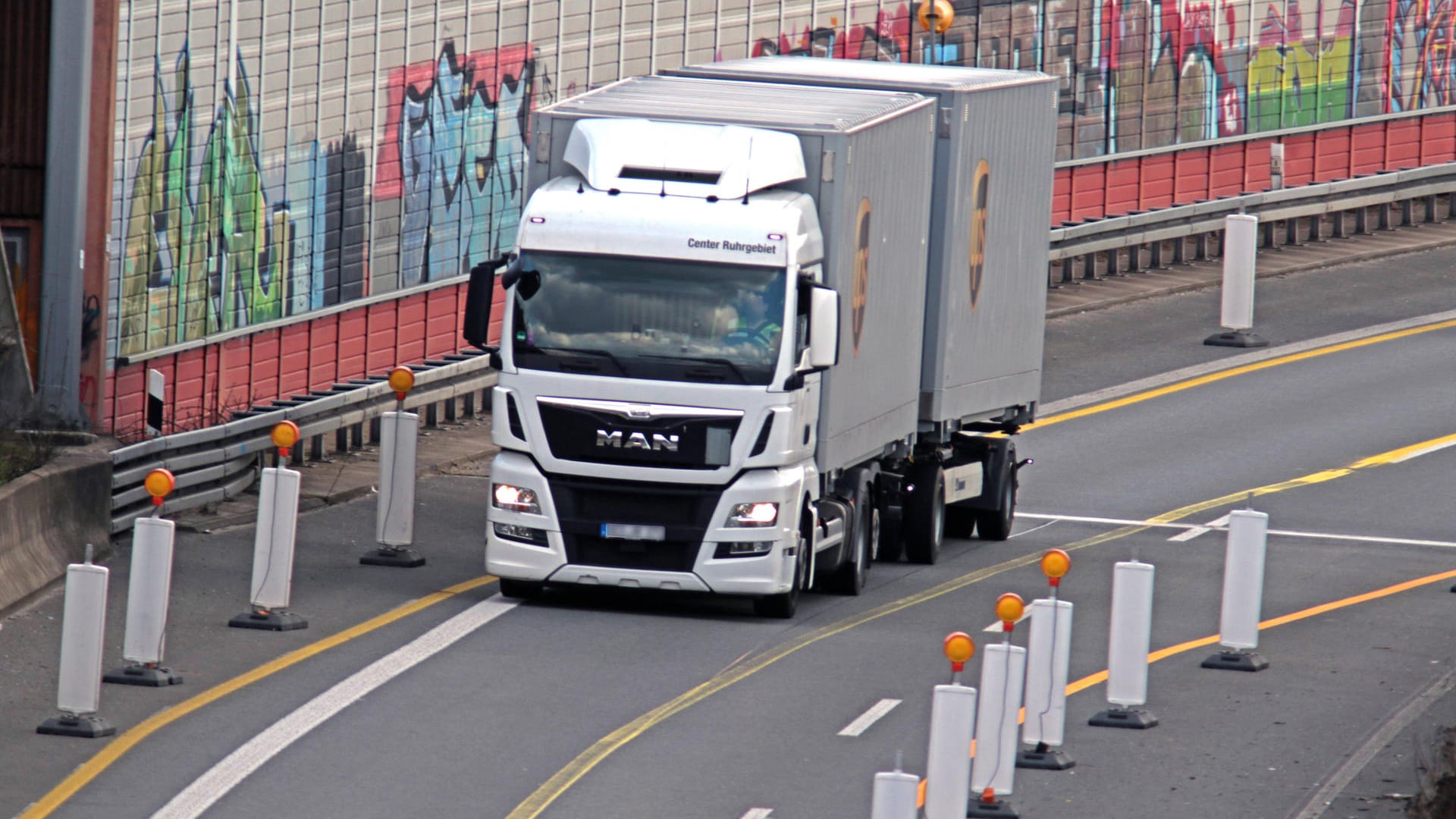 Lastwagen auf der A44 (Symbolbild): Ein Lkw-Fahrer fiel mit extrem hohem Alkoholwert auf.